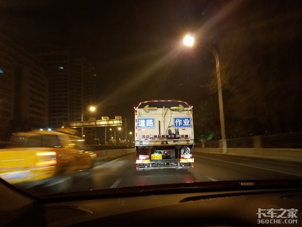 北京的蓝天卫士 蓝天下的纯电动环卫车