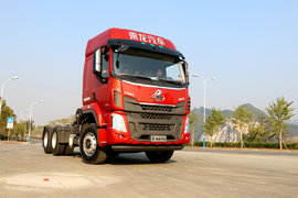 430马力仅重7.7吨 超级轻量化乘龙H5牵引车开起来不错