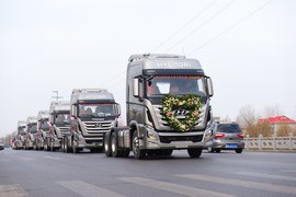 比轿车更高贵 他用520马力现代创虎当婚车