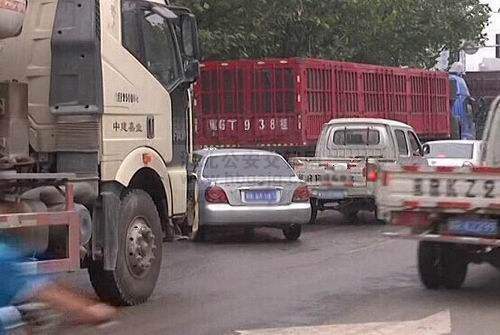 货车司机讲大实话：为什么我们不踩刹车