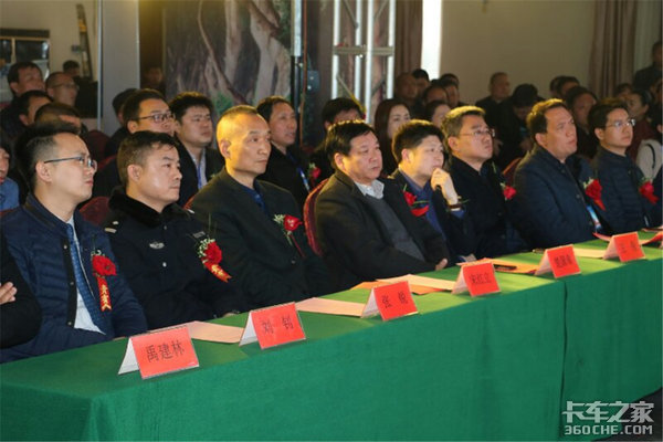 开启新征程 青岛解放悍V中国首批AMT自动档交车仪式