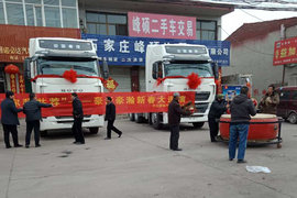 众人围观豪沃T7H，锣鼓队前来助兴 运煤重镇喜迎运煤利器