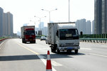 清明将至车流量大 安全车距一定要留足