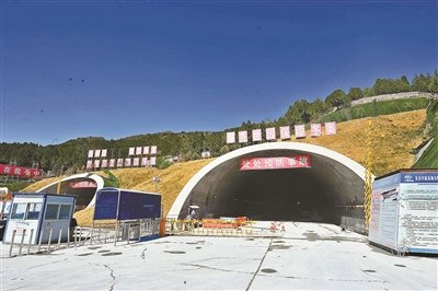 兴延高速白羊沟隧道贯通
