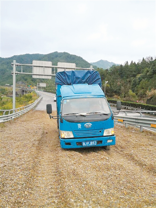 货车刹车失灵，从静止“滑”到90码