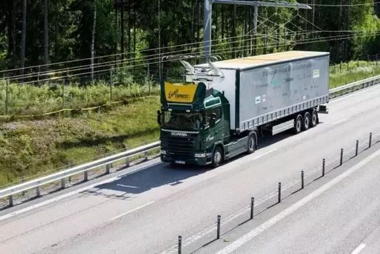 瑞典充电公路：电动汽车可边开边充电
