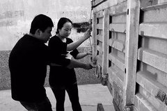 ��;����