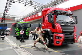 “钢铁侠”“绿巨人”亮相北京车展 江铃重汽威龙重卡实力圈粉