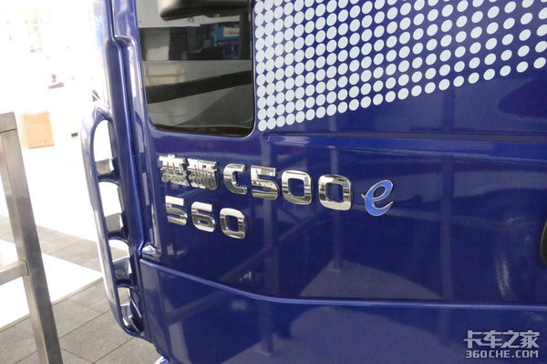 6X6大件车、超豪华房车 上汽红岩亮相北京车展