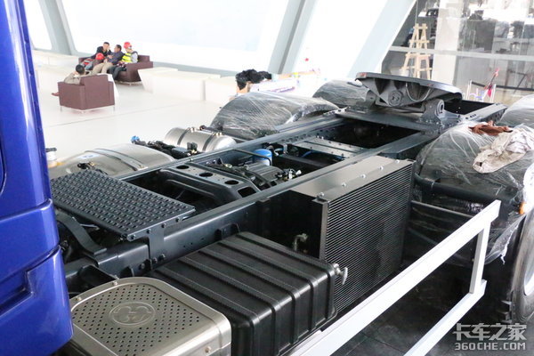 6X6大件车、超豪华房车 上汽红岩亮相北京车展