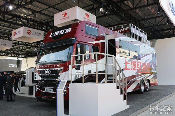 6X6大件车、超豪华房车 上汽红岩亮相北京车展