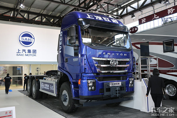 6X6大件车、超豪华房车 上汽红岩亮相北京车展