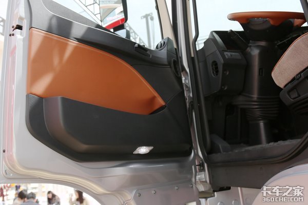 冷暖独立空调、豪华动力链 欧曼EST-A超级卡车亮相车展