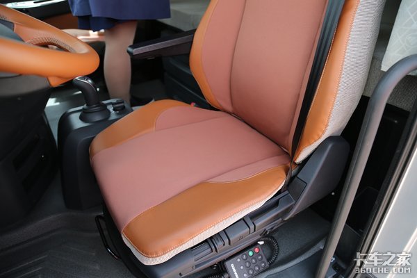 冷暖独立空调、豪华动力链 欧曼EST-A超级卡车亮相车展