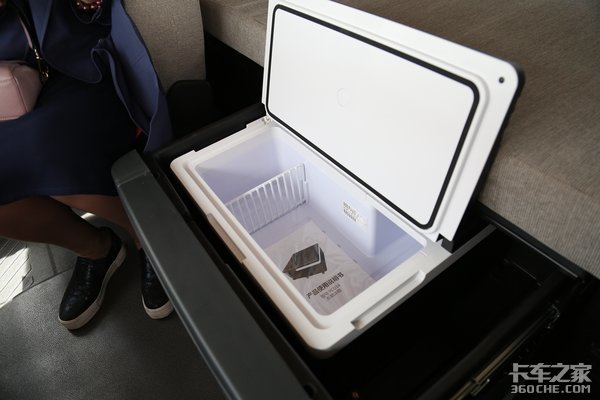 冷暖独立空调、豪华动力链 欧曼EST-A超级卡车亮相车展