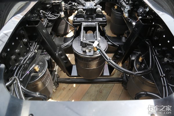 冷暖独立空调、豪华动力链 欧曼EST-A超级卡车亮相车展