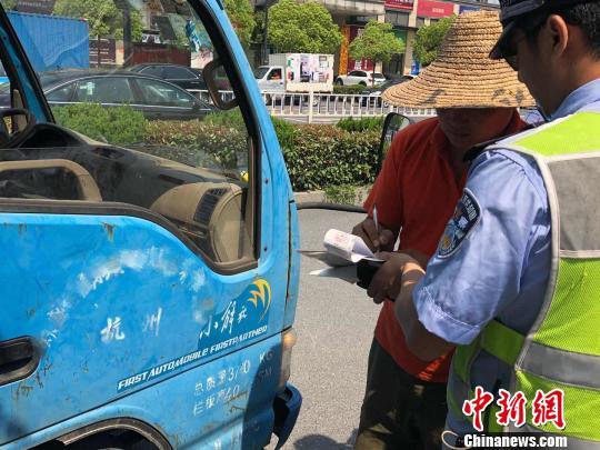 杭州：抽检排放超标柴油货车 现场罚款