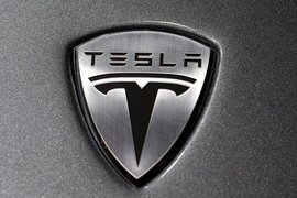 特斯拉Model S又出车祸了 这次闯红灯撞卡车