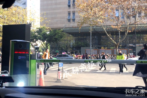 新能源遇新尴尬 停车场进去容易出去难