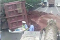 渣土车侧翻压扁小轿车 3名驾乘人员遇难
