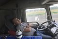 渣土车侧翻压扁小轿车 3名驾乘人员遇难