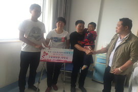 伸出援助的手 助卡友共渡难关