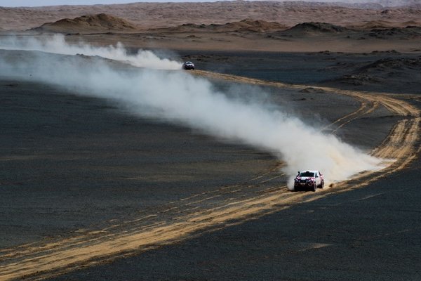 郑州日产纳瓦拉车队 捍卫环塔冠军荣耀