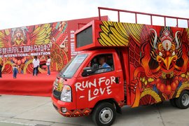 时骏汽车变身"时光巴士"助力丽江马拉松