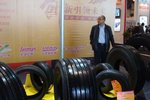 玲珑第一条全钢光面胎雕刻花纹研制成功
