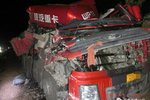 凌晨两辆货车追尾 驾驶室瞬间凹陷变形