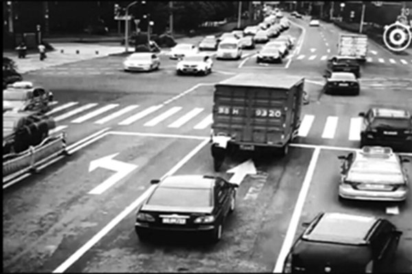 4吨货车抛锚十字路口 开挂协警独自推开