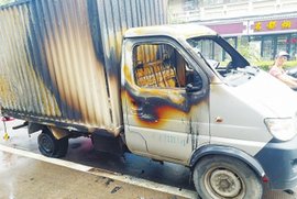 非法改装货车拉甲醇 自燃烧毁三辆轿车！去哪说理