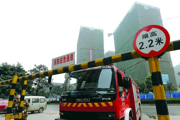 不管它合不合法 别撞限高杆才是王道！