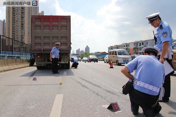 重卡与越野车7次相互别车 驾驶员被刑拘