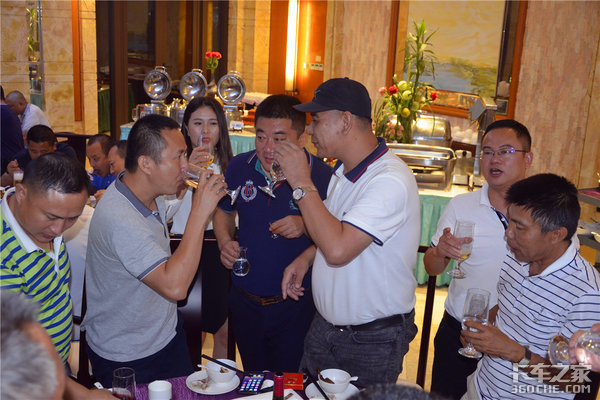 ��Ǯ����&nbsp;һ�����J6Pǣ������ʢ������