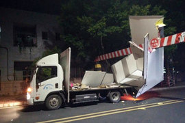 东莞货车深夜怒怼限高架 “硬”度不够，惨遭“剃刀”