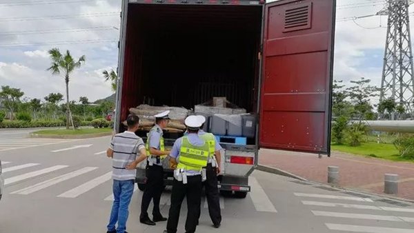 一男子开普通货车遇交警 竟被罚7万