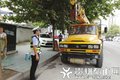 大货车装腰灯：照亮自己路 闪瞎别人眼