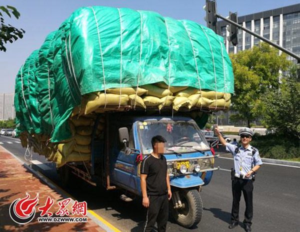 吓人 济南街头一三轮车拉货赛过大货车