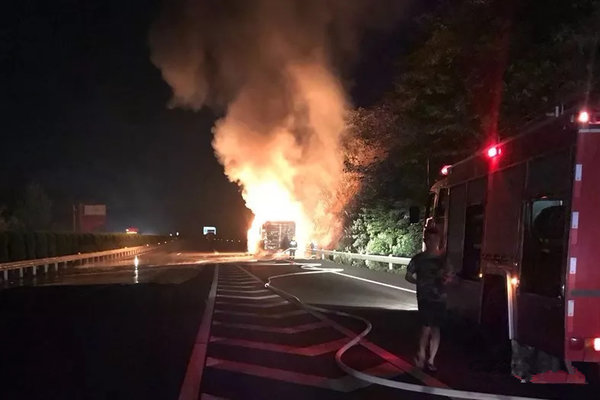 湖南高速半夜货车高速自燃 几十万货物付之一