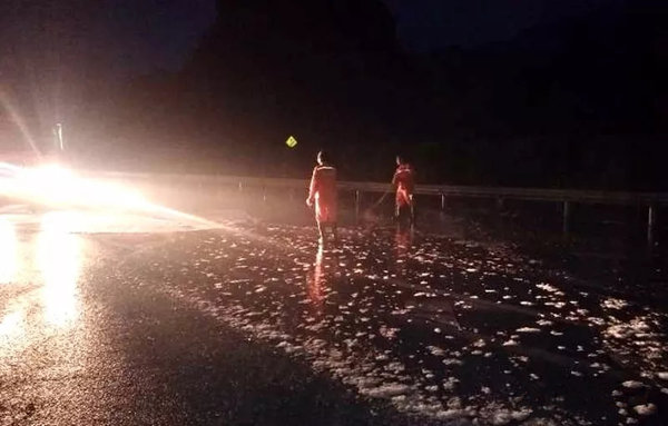 湖南高速半夜货车高速自燃 几十万货物付之一