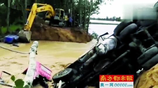 洪灾当前：寿光一村干部开卡车驶向洪水