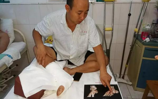 洪灾当前：寿光一村干部开卡车驶向洪水