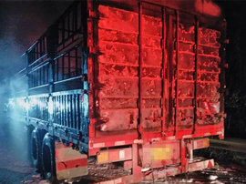 天热 车也热 拖挂车高速路自燃 还好执法部门及时处置