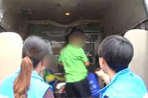 心酸！ 三小孩为寻亲钻进陌生货车 几小时后才被司机发现