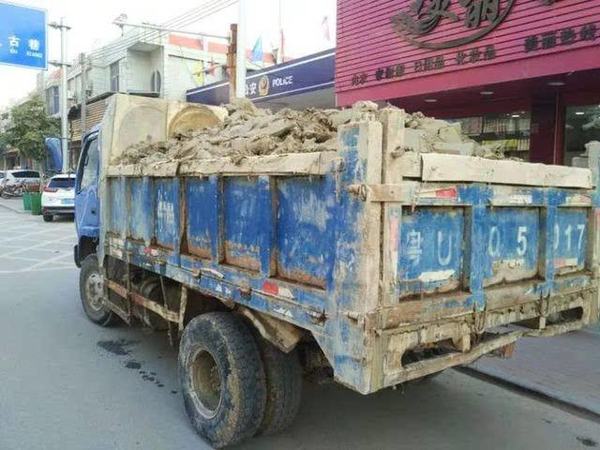 猫鼠游戏?违法渣土车躲在高速应急车道 执法人员兵分两路一网打尽
