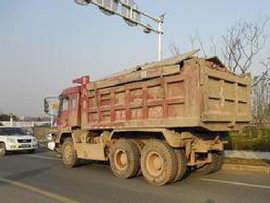 猫鼠游戏？违法渣土车躲在高速应急车道 执法人员兵分两路一网打尽