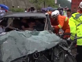 重卡撞残小轿车 引擎破碎车门撞飞 现场十分惨烈