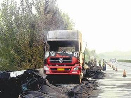 惊险一幕！满载电池大货车菏泽高速路上突然爆胎自燃 全车只剩骨架