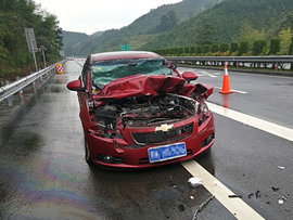 珍爱生命请勿疲劳驾驶 小型轿车钻进半挂车尾 现场。。。